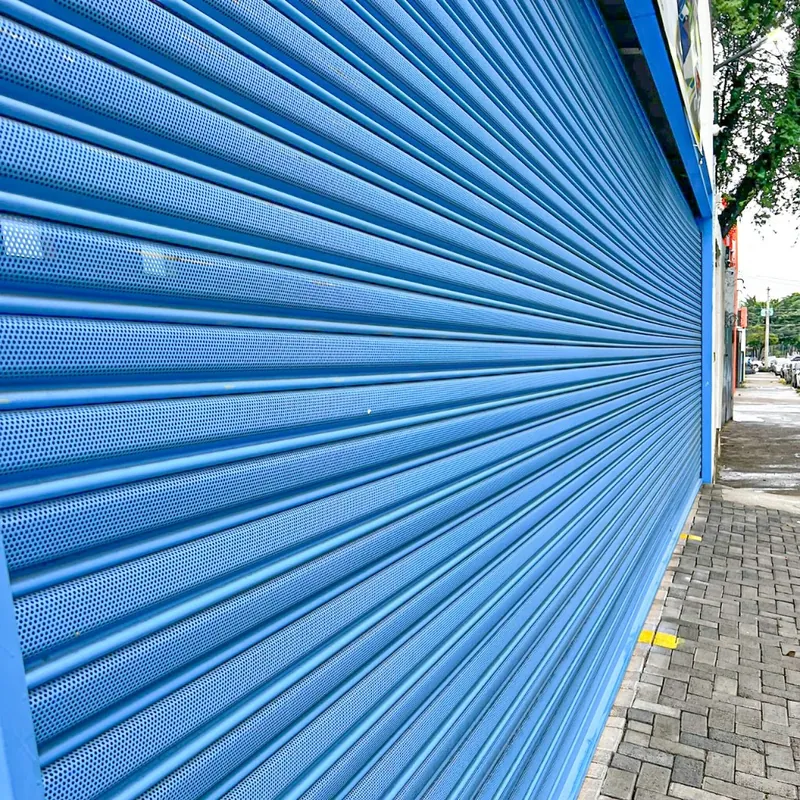 Porta de aço automática em Campinas com pintura eletrostática para comércio