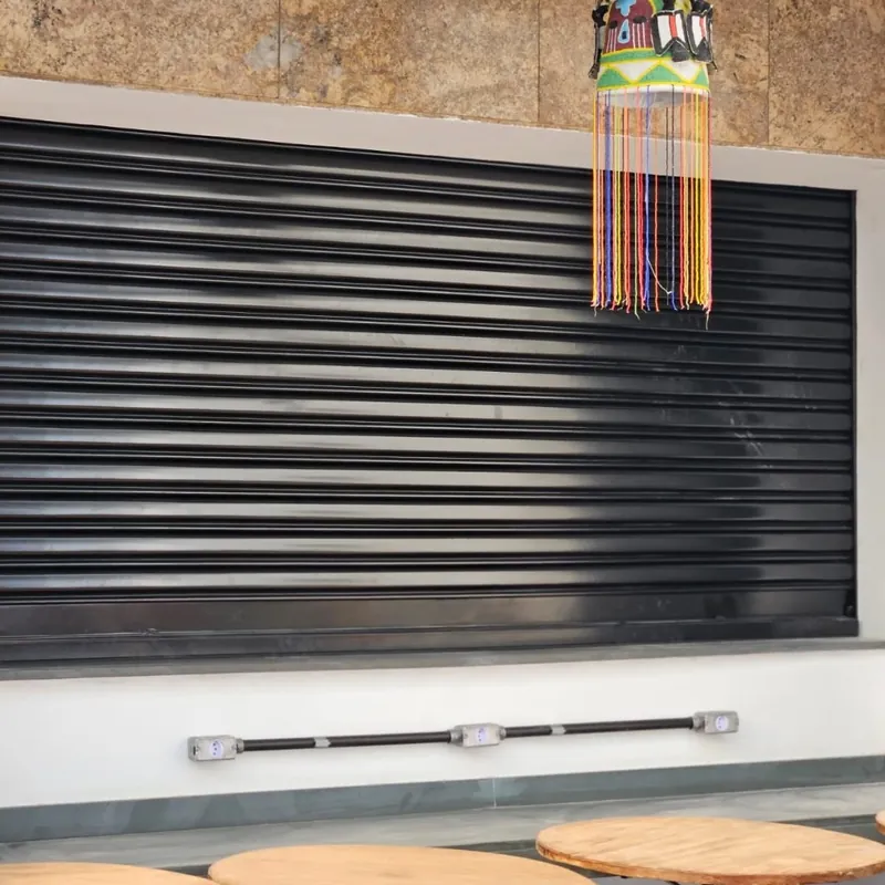 Porta de aço automática em São Paulo instalada sob medida para comércio